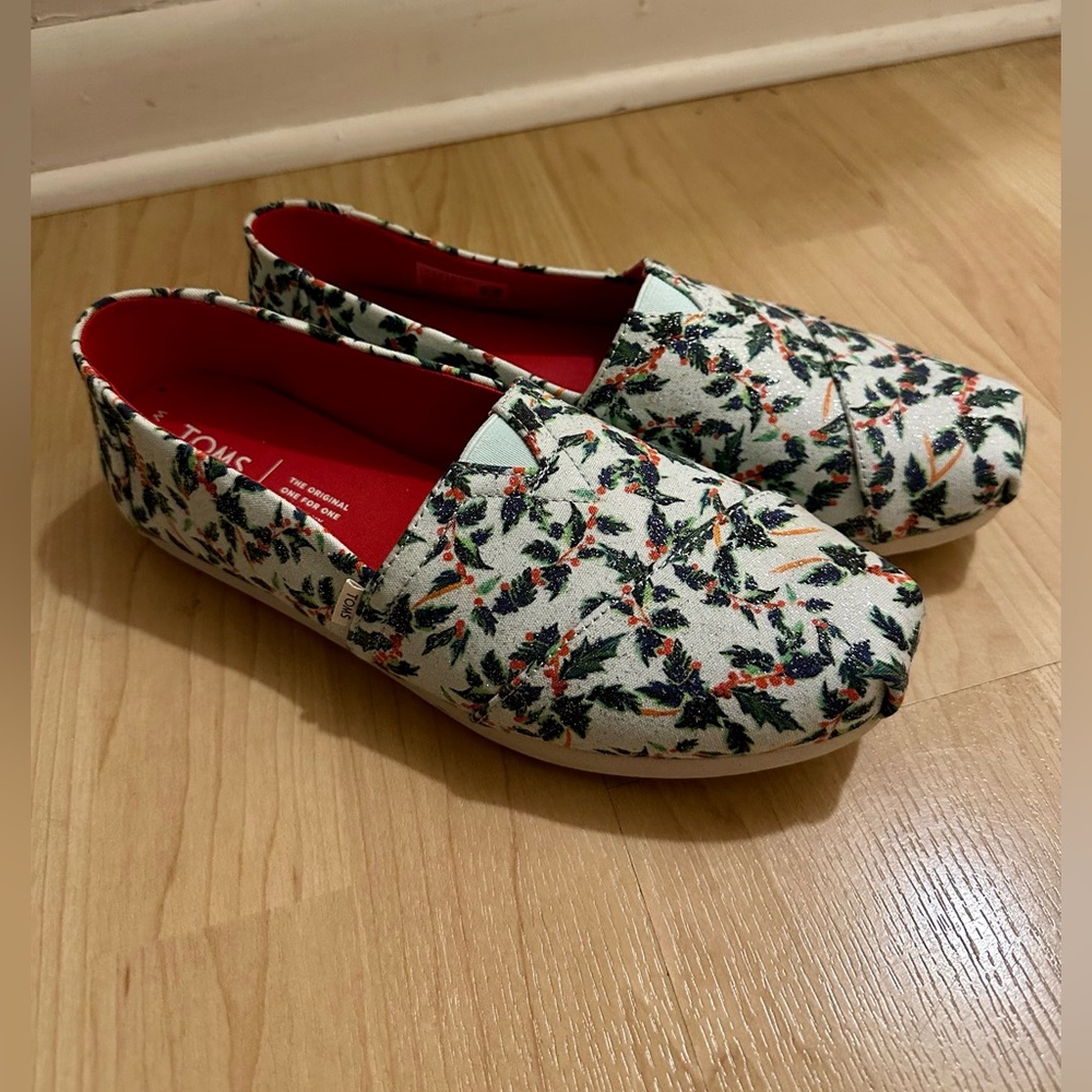 Holiday TOM’S. Women’s size 8. Only worn once.